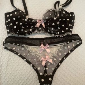 NWOT Victoria’s Secret lace lingerie set 34DD